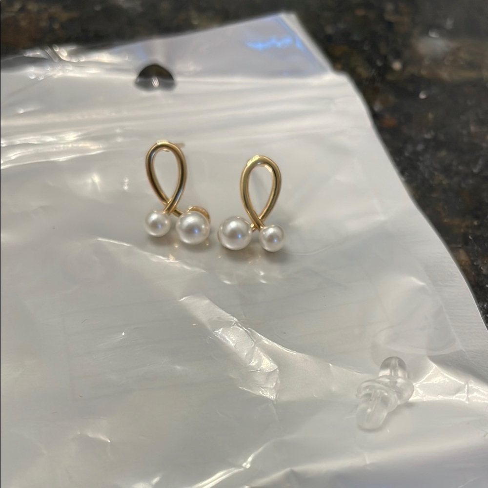 Elegant Gold and Pearl Earrings